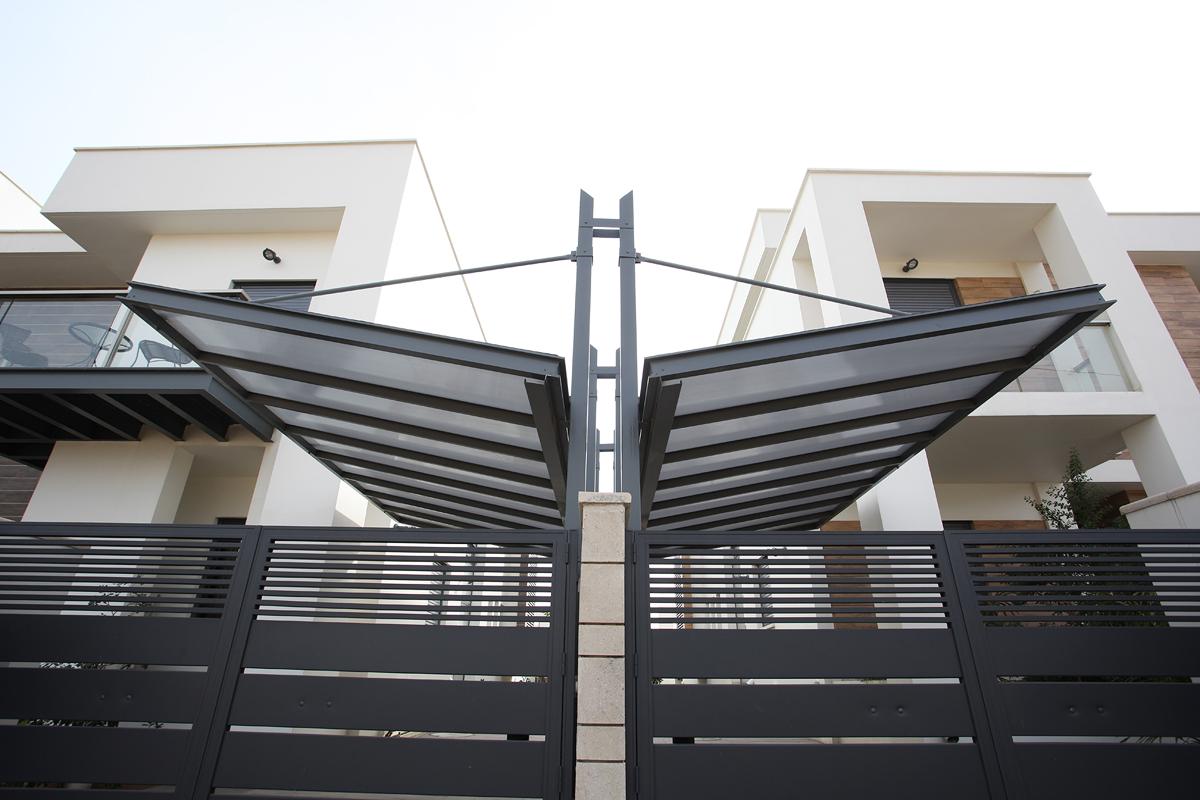 פרגולה לרכב עם פרופיל היקפי התלויה על מוטות מתיחה