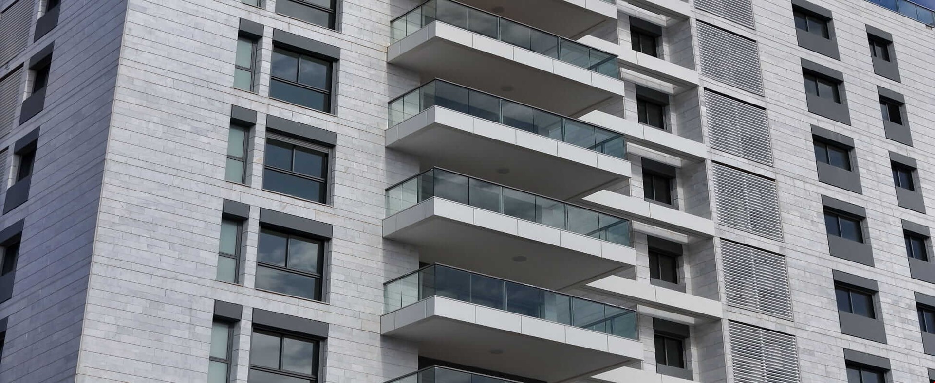 חטיבת מעקות זכוכית ואלומניום מקבוצת אלוקל - תמונה ראשית