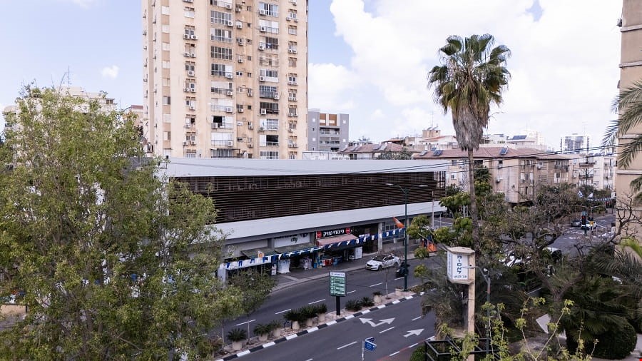 לוברים וחיפויי אלומיניום בחזית מבנה מסחרי - שמשון זליג ראשון לציון  - קבוצת אלוקל