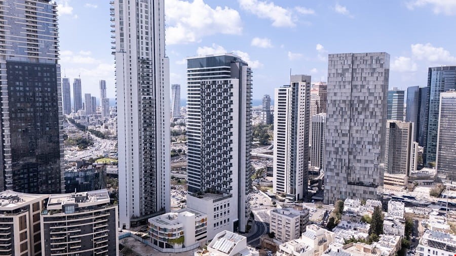 מעקות זכוכית ואלומיניום וחיפויי UHPC ייחודיים מבית קבוצת אלוקל בפרויקט אחוזת גבעתיים - צילום הבניין מרחוק