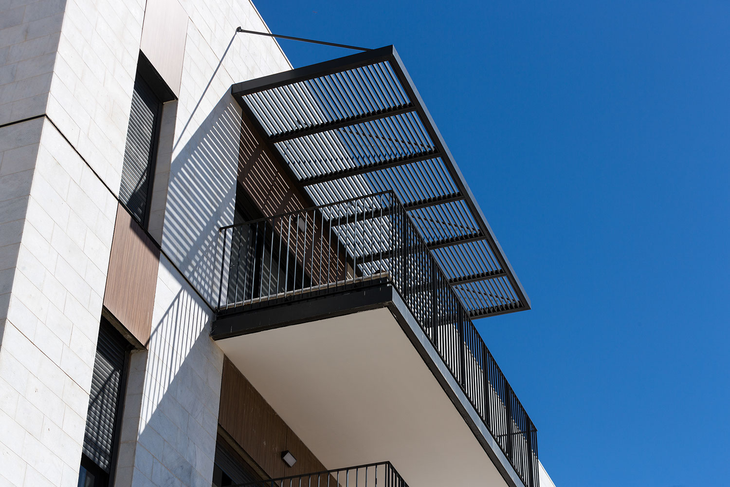 פרגולת אלומיניום קבועה למרפסת