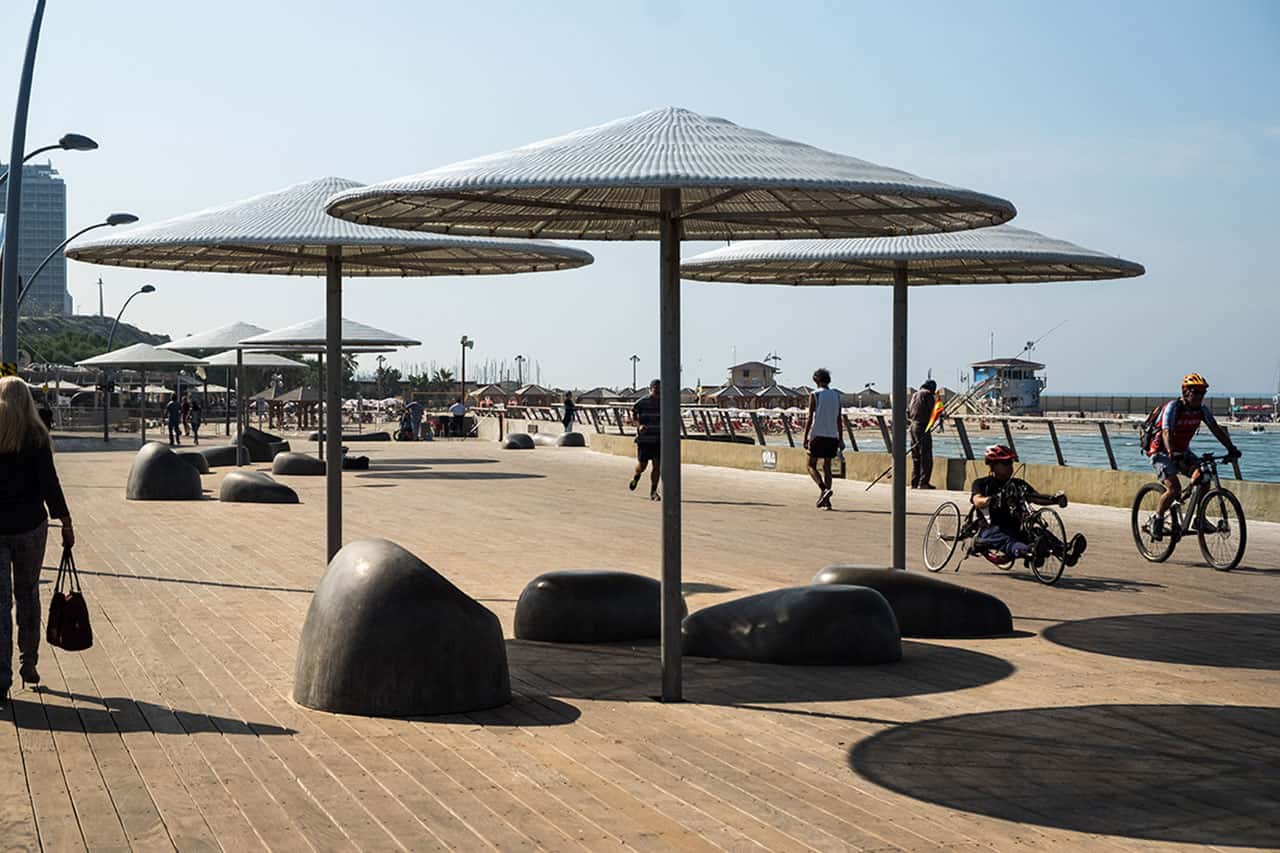 ריהוט רחוב בטיילת תל אביב