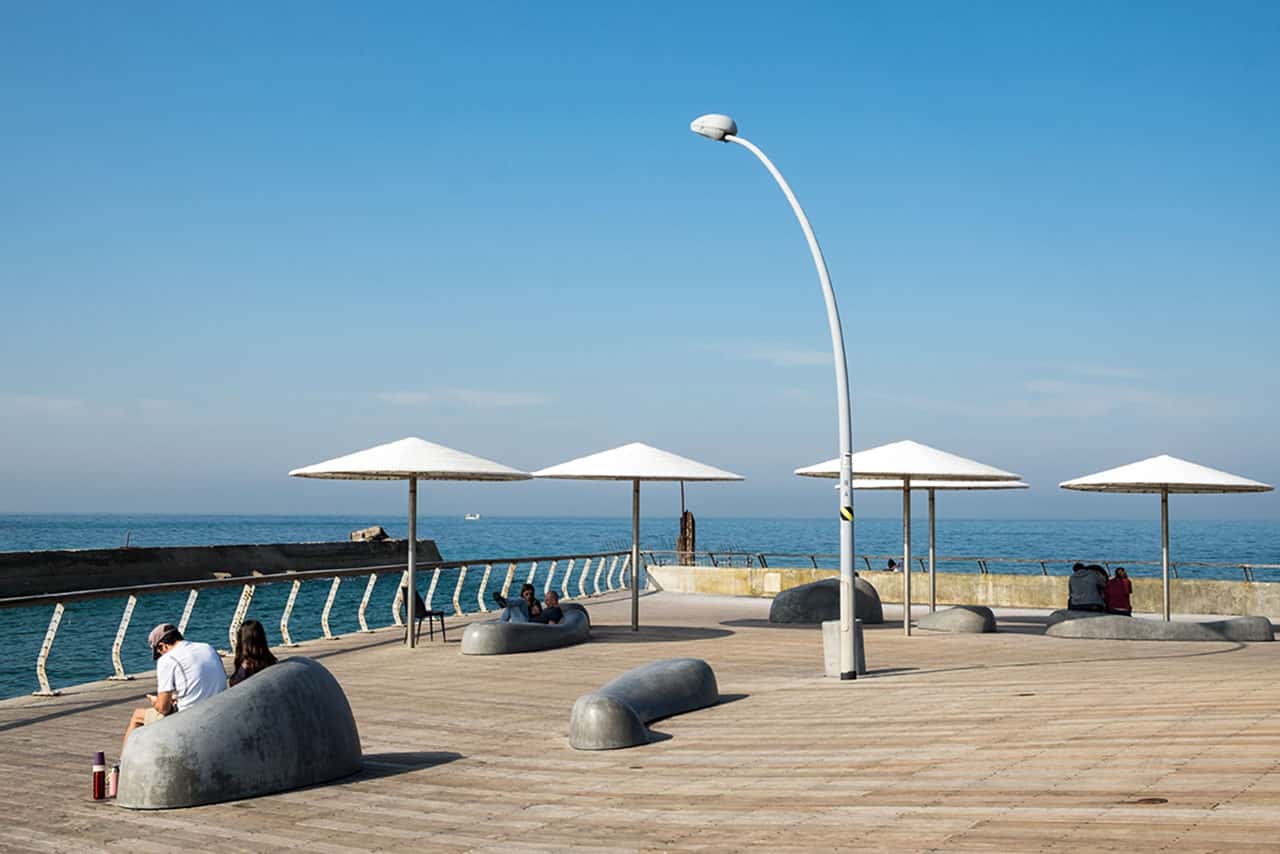 ספסלים בטיילת נמל תל אביב