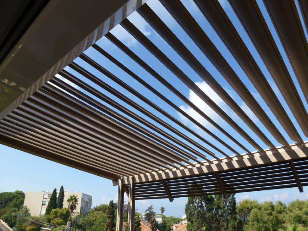 פרגולות מתכווננות חשמליות מעוצבות